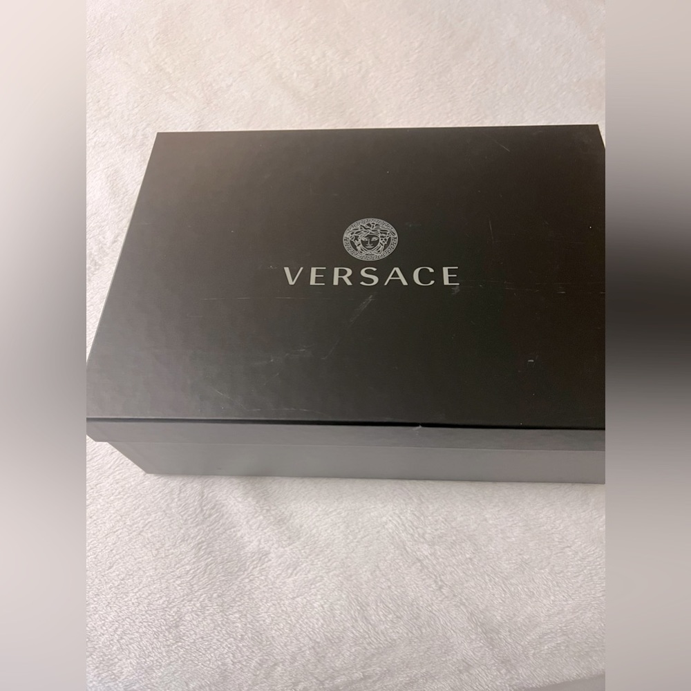 Bellos zapatos versace color rojos